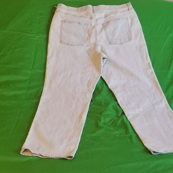 Universal thread women's light blue jeans  size 18 - Picture 4 of 7
